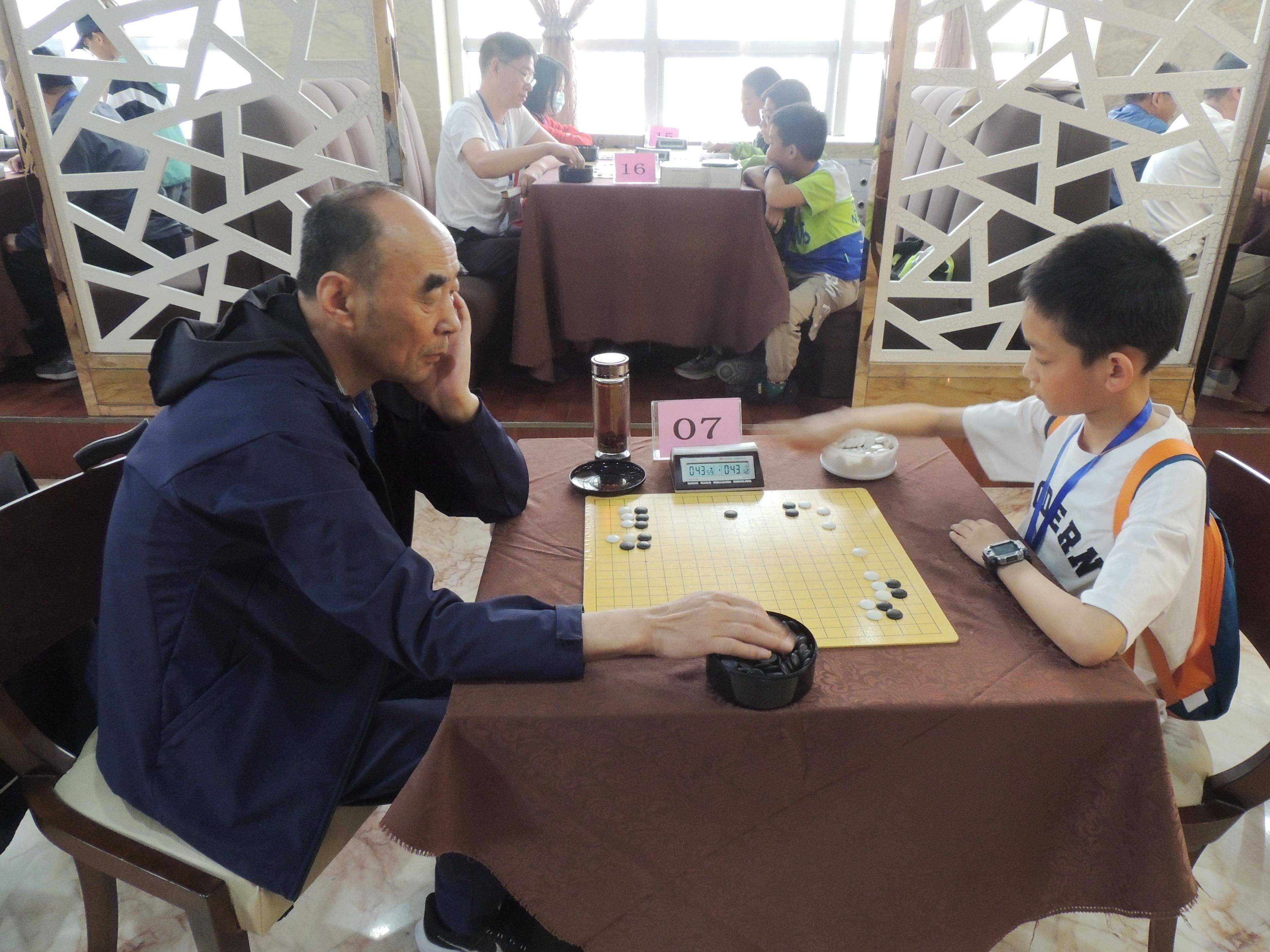 爱游戏官方入口-精湓名将齐聚，比赛争夺激烈