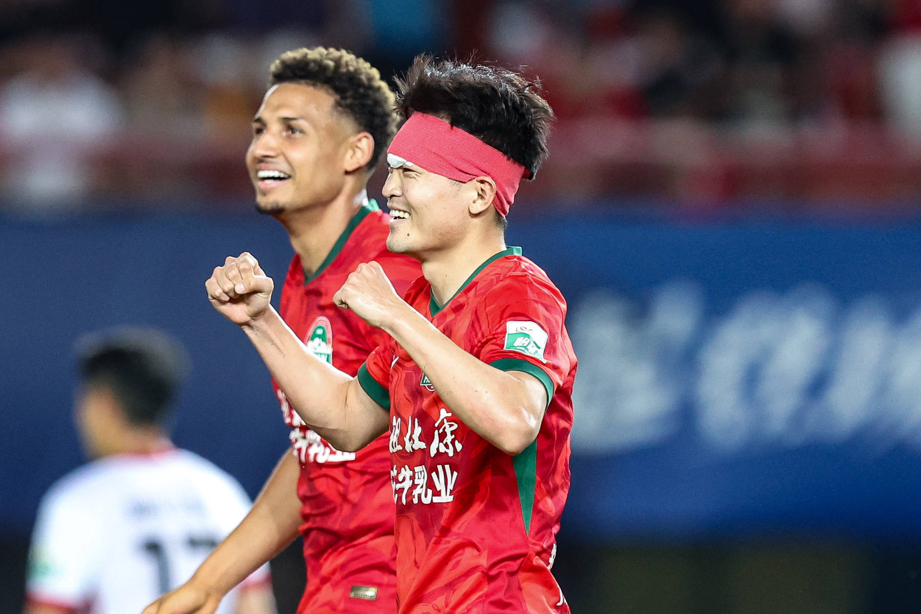 爱游戏下载-战胜劲敌，球队士气高涨备战欧洲杯预选赛