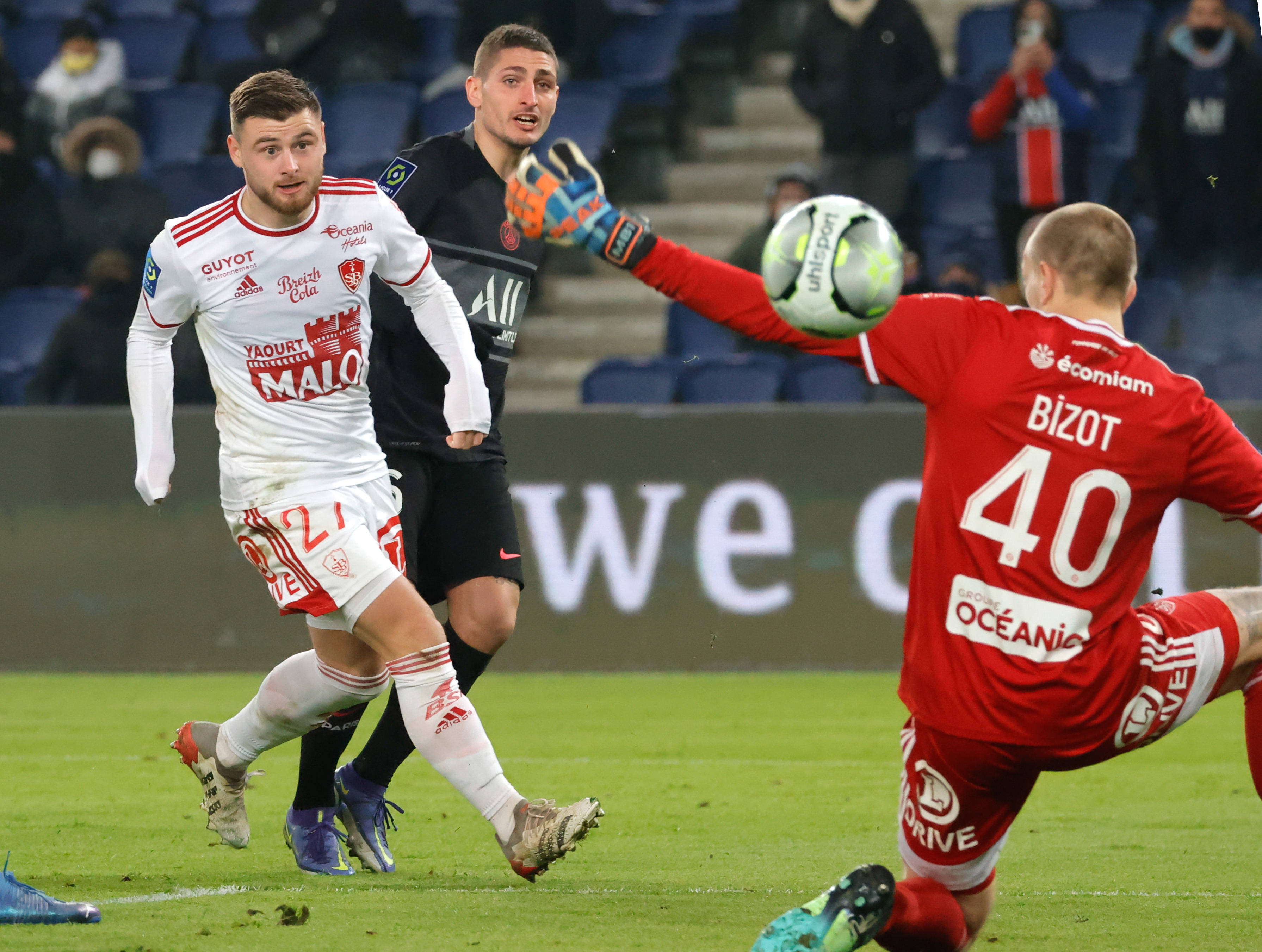 爱游戏体育-欧洲强队持续发威！表现稳健获得佳绩