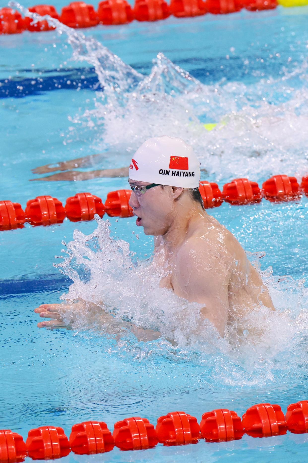 游泳比赛选手实力搏击,勇夺桂冠 游泳比赛选手实力搏击,勇夺桂冠