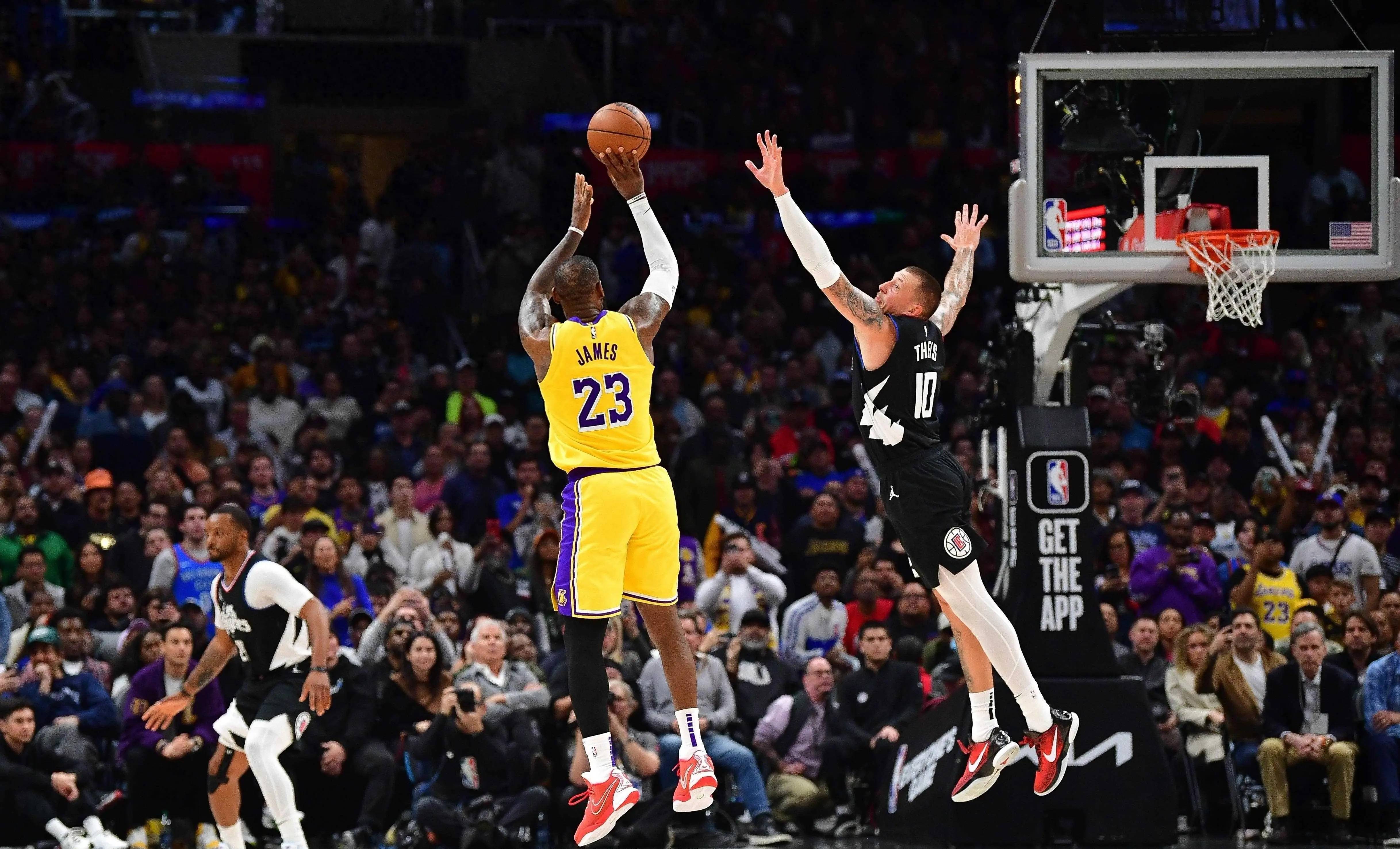 爱游戏在线-湖人众将表现低迷，球队高层紧急召开会议