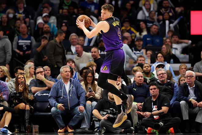 湖人核心球员展现超强状态,成为球队依靠 湖人核心球员展现超强状态,成为球队依靠