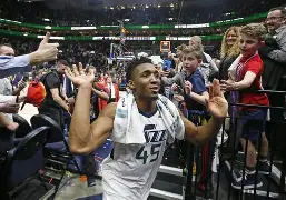 爱游戏在线-爵士队新秀表现抢眼，球队赢球势头强劲