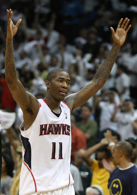 爱游戏官方-汉诺威半场领先，欢呼胜利近在咫尺