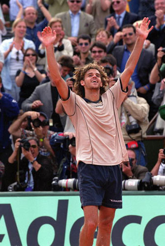 汉诺威半场领先，欢呼胜利近在咫尺