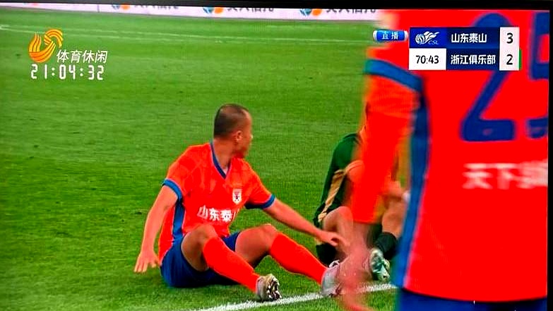 球迷们热议最近一场足球比赛的结果 球迷们热议最近一场足球比赛的结果