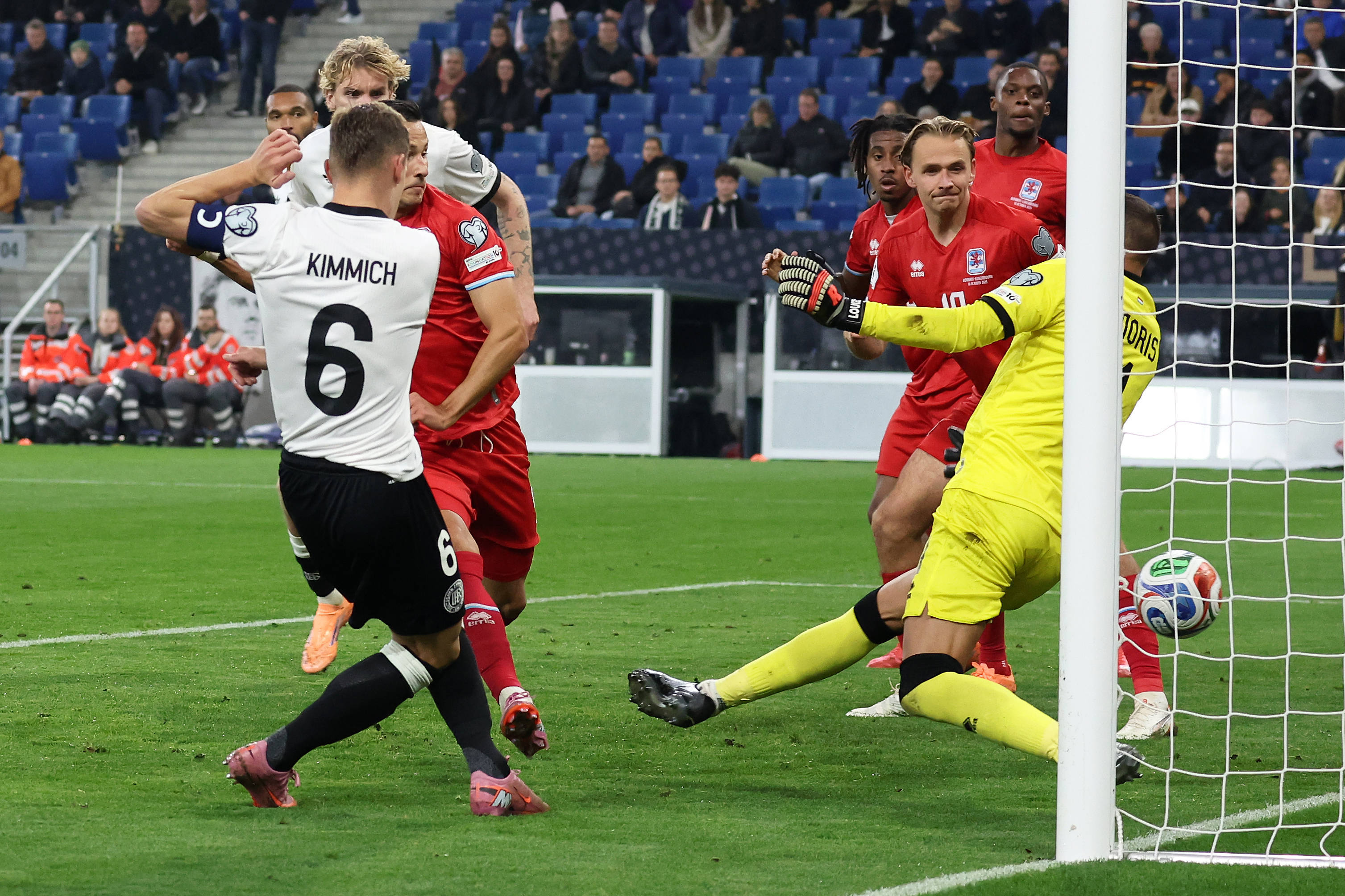 爱游戏娱乐-汉堡队在德国联赛中踢出抢眼表现