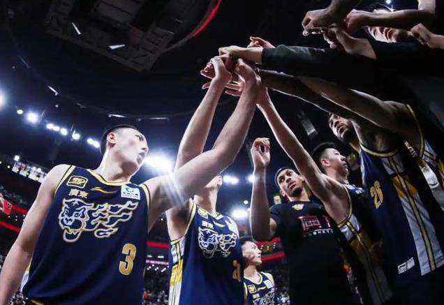 爱游戏娱乐-篮球对抗悬念多多，胜者笑到最后