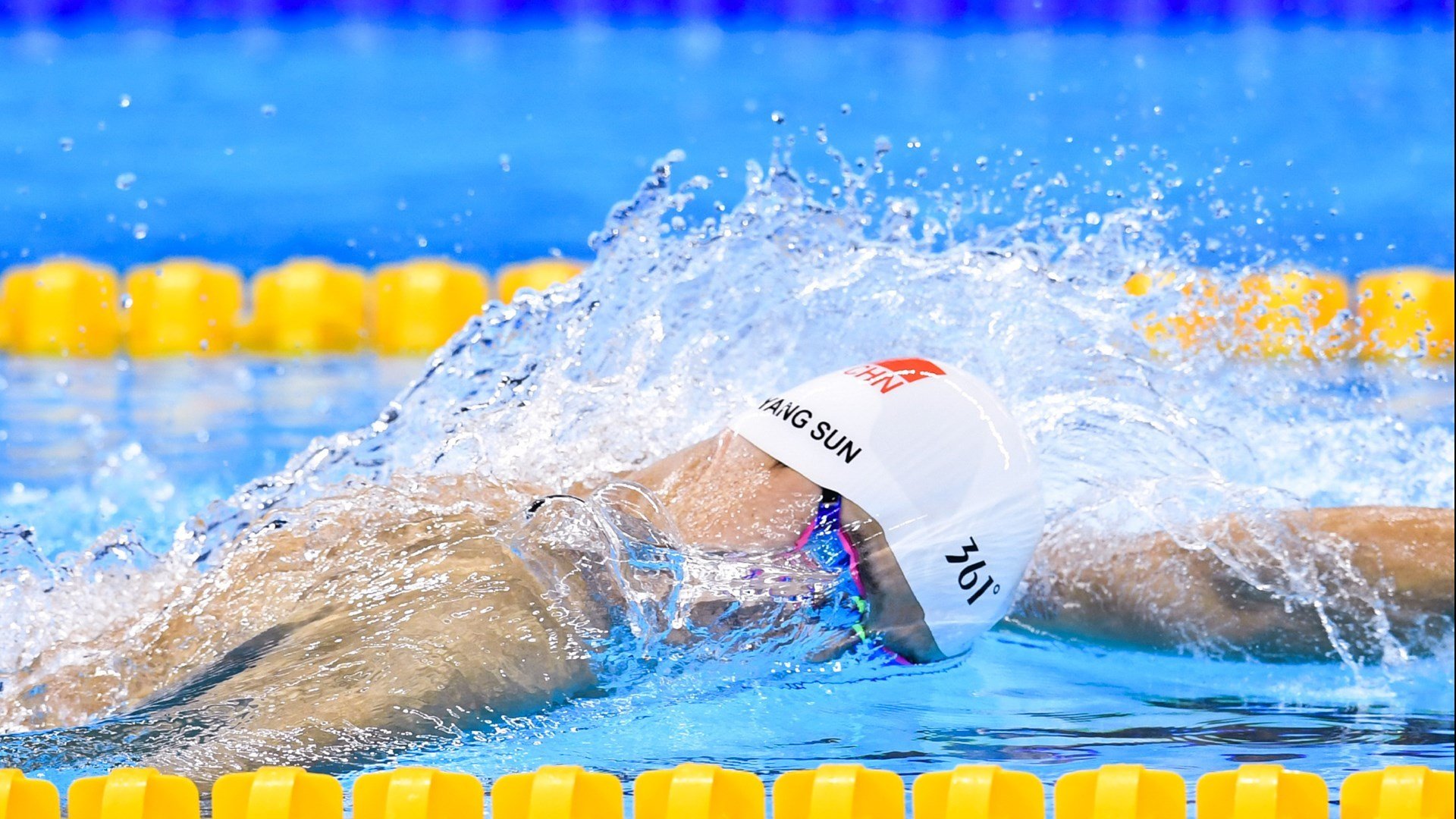 一肩扛旗，一舟轻渡，当陈雨菲的孤勇映照泰国队的团魂
